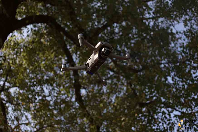 Der Gimbal ist um 90° zur Erde gerichtet und die DJI Air 2S macht ein Foto aus der Luft.